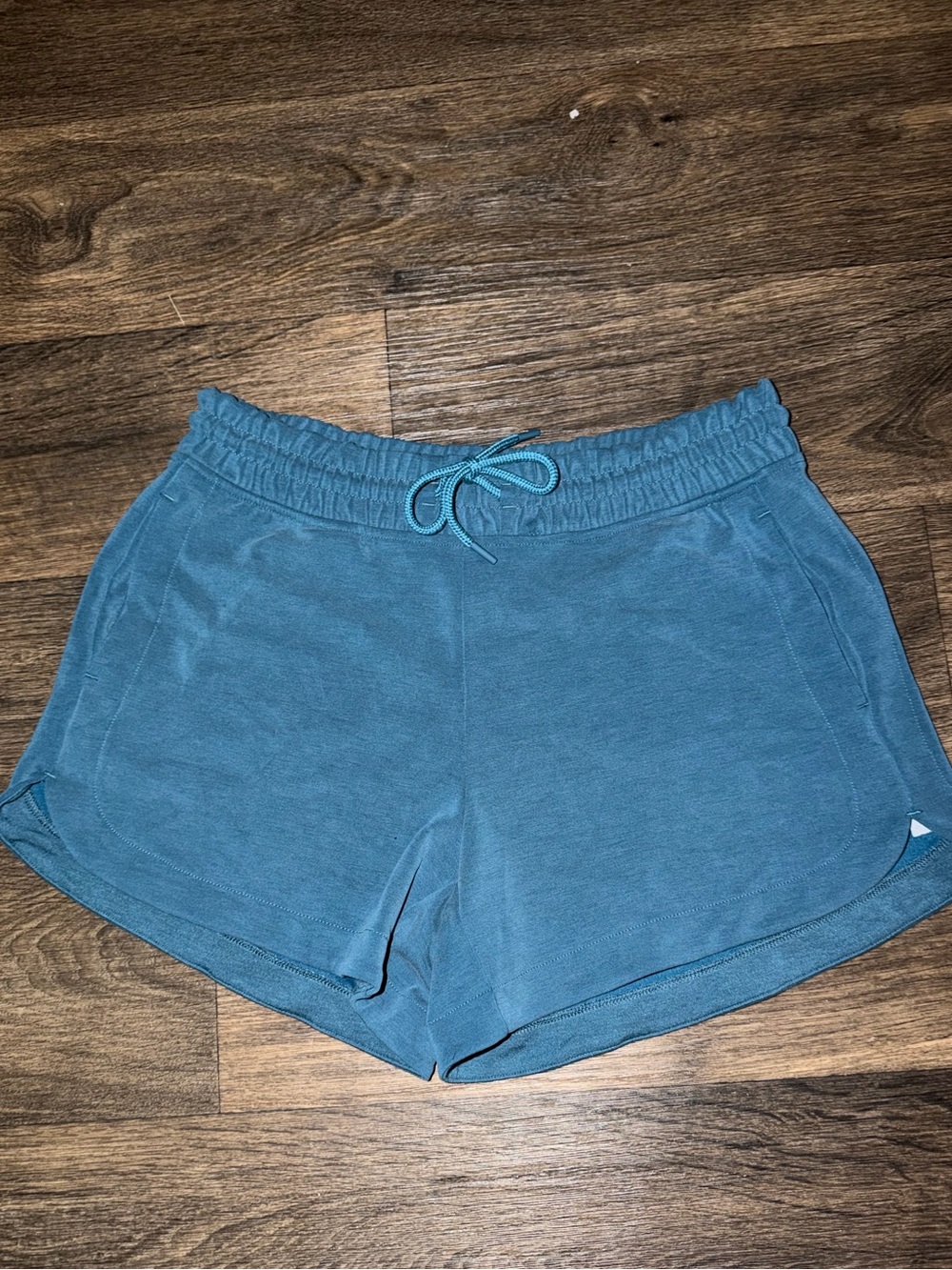 Athleta Women’s Seasoft Mid Rise 4" Shorts Size Medium Like New!